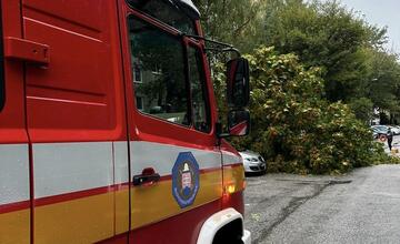 FOTO: Zásahy hasičov po extrémnom počasí v Lamači