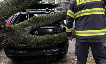 FOTO: Zásahy hasičov po extrémnom počasí v Lamači