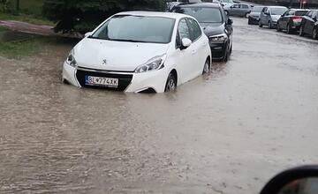 FOTO: V Lamači sa vylial potok. Obyvateľom zatopil pivnice