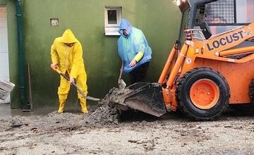 FOTO: V Lamači sa vylial potok. Obyvateľom zatopil pivnice