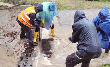 FOTO: V Lamači sa vylial potok. Obyvateľom zatopil pivnice