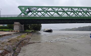 FOTO: Hladina Dunaja nebezpečne stúpa, v jeho okolí sú už zábrany