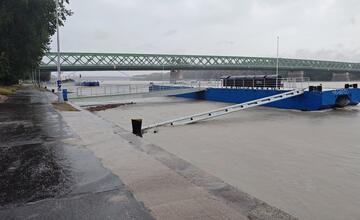 FOTO: Hladina Dunaja nebezpečne stúpa, v jeho okolí sú už zábrany