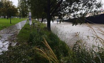 FOTO: Hladina Dunaja nebezpečne stúpa, v jeho okolí sú už zábrany