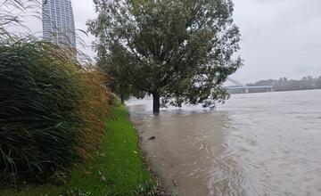 FOTO: Hladina Dunaja nebezpečne stúpa, v jeho okolí sú už zábrany