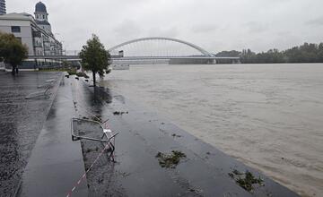 FOTO: Hladina Dunaja nebezpečne stúpa, v jeho okolí sú už zábrany