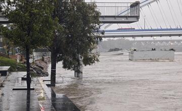 FOTO: Hladina Dunaja nebezpečne stúpa, v jeho okolí sú už zábrany