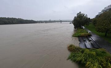 FOTO: Hladina Dunaja nebezpečne stúpa, v jeho okolí sú už zábrany