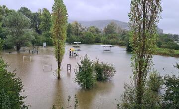 FOTO: Morava sa vylieva, zaplavuje Devínsku Novú Ves