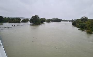 FOTO: Morava sa vylieva, zaplavuje Devínsku Novú Ves