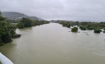 FOTO: Morava sa vylieva, zaplavuje Devínsku Novú Ves