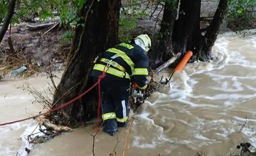 FOTO: Záplavy v Ivanke pri Dunaji. Hasiči odstraňujú rozsiahle škody