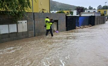 FOTO: Záplavy v Ivanke pri Dunaji. Hasiči odstraňujú rozsiahle škody