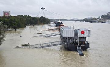 FOTO: Hladina Dunaja nebezpečne stúpa. Voda sa dostala až k budove ministerstva