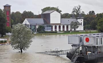 FOTO: Hladina Dunaja nebezpečne stúpa. Voda sa dostala až k budove ministerstva