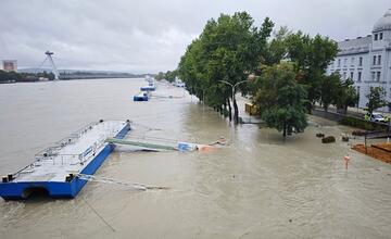 FOTO: Hladina Dunaja nebezpečne stúpa. Voda sa dostala až k budove ministerstva