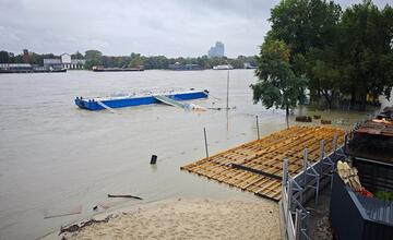 FOTO: Hladina Dunaja nebezpečne stúpa. Voda sa dostala až k budove ministerstva