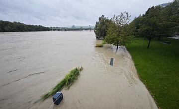 FOTO: Hladina Dunaja nebezpečne stúpa. Voda sa dostala až k budove ministerstva