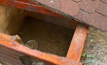 FOTO: Slobodu zvierat zaplavila voda, na výbehy spadol strom