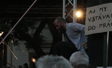 FOTO: Kultúrny štrajk v Bratislave. Na pódiu vystúpil aj Tomáš Maštalír
