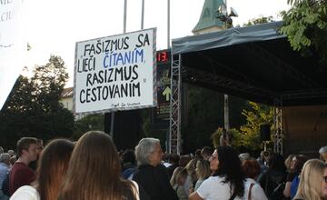 FOTO: Kultúrny štrajk v Bratislave. Na pódiu vystúpil aj Tomáš Maštalír