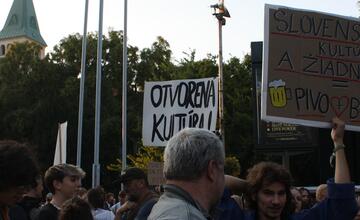 FOTO: Kultúrny štrajk v Bratislave. Na pódiu vystúpil aj Tomáš Maštalír