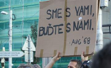 FOTO: Kultúrny štrajk v Bratislave. Na pódiu vystúpil aj Tomáš Maštalír