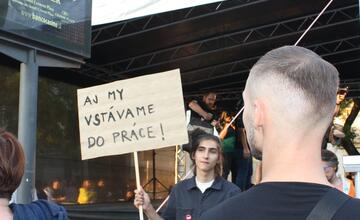 FOTO: Kultúrny štrajk v Bratislave. Na pódiu vystúpil aj Tomáš Maštalír