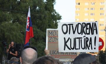 FOTO: Kultúrny štrajk v Bratislave. Na pódiu vystúpil aj Tomáš Maštalír