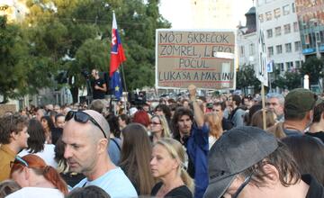 FOTO: Kultúrny štrajk v Bratislave. Na pódiu vystúpil aj Tomáš Maštalír