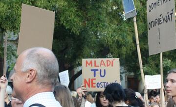 FOTO: Kultúrny štrajk v Bratislave. Na pódiu vystúpil aj Tomáš Maštalír