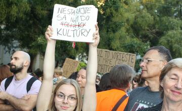 FOTO: Kultúrny štrajk v Bratislave. Na pódiu vystúpil aj Tomáš Maštalír