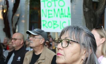 FOTO: Kultúrny štrajk v Bratislave. Na pódiu vystúpil aj Tomáš Maštalír