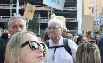 FOTO: Kultúrny štrajk v Bratislave. Na pódiu vystúpil aj Tomáš Maštalír