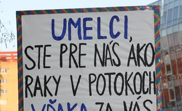 FOTO: Kultúrny štrajk v Bratislave. Na pódiu vystúpil aj Tomáš Maštalír