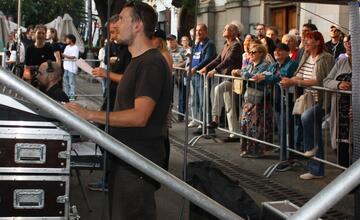 FOTO: Kultúrny štrajk v Bratislave. Na pódiu vystúpil aj Tomáš Maštalír