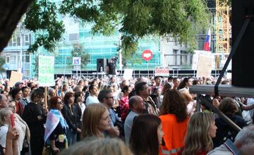 FOTO: Kultúrny štrajk v Bratislave. Na pódiu vystúpil aj Tomáš Maštalír