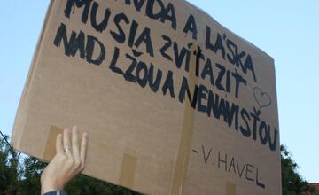 FOTO: Kultúrny štrajk v Bratislave. Na pódiu vystúpil aj Tomáš Maštalír