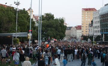 FOTO: Kultúrny štrajk v Bratislave. Na pódiu vystúpil aj Tomáš Maštalír