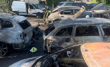 FOTO: Nočný požiar áut na Pionierskej 