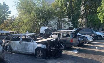 FOTO: Nočný požiar áut na Pionierskej 