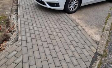 FOTO: Senčanov rozhorčilo parkovanie pri Terne. Nový chodník využívajú autá, nie chodci