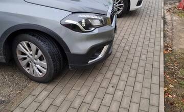 FOTO: Senčanov rozhorčilo parkovanie pri Terne. Nový chodník využívajú autá, nie chodci