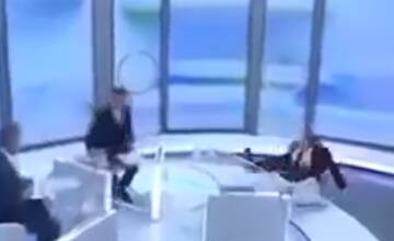 FOTO: Poslanec Huliak spadol zo stoličky v STVR 