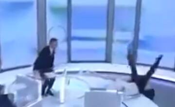 FOTO: Poslanec Huliak spadol zo stoličky v STVR 