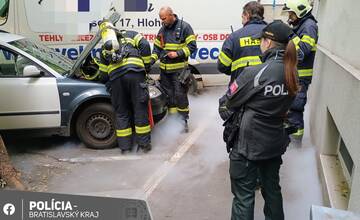 FOTO: V Bratislave horelo zaparkované auto