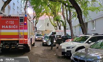 FOTO: V Bratislave horelo zaparkované auto