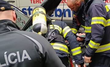 FOTO: V Bratislave horelo zaparkované auto