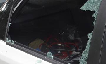 FOTO: Skrutkovačom poškodil 16 vozidiel 