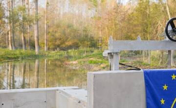 FOTO: Do obnoveného ramena na Dunaji vpúšťajú vodu stavidlom